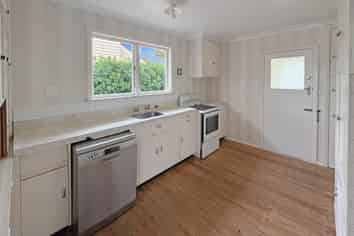 12 Batt Street , West End