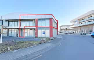 AFFORDABLE 100M² UPSTAIRS OFFICE FOR LEASE
