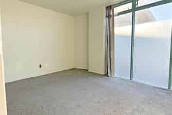 AFFORDABLE 100M² UPSTAIRS OFFICE FOR LEASE
