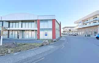 300M² GROUND FLOOR WAREHOUSE/SHOWROOM FOR LEASE
