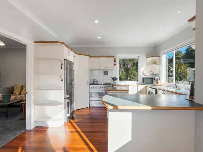 27 Tui Crescent, Waiatarua