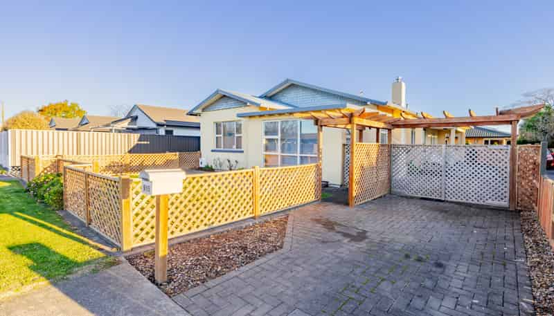 915 Avenue Road East, Parkvale