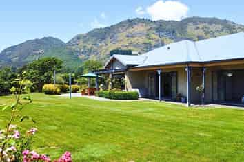 92 Packard Road, Takaka