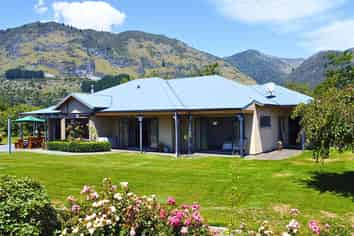 92 Packard Road, Takaka