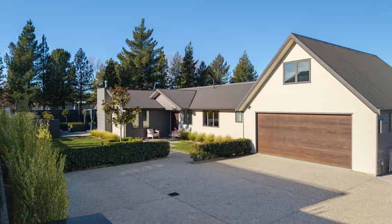 8 Spruce Close, Alexandra