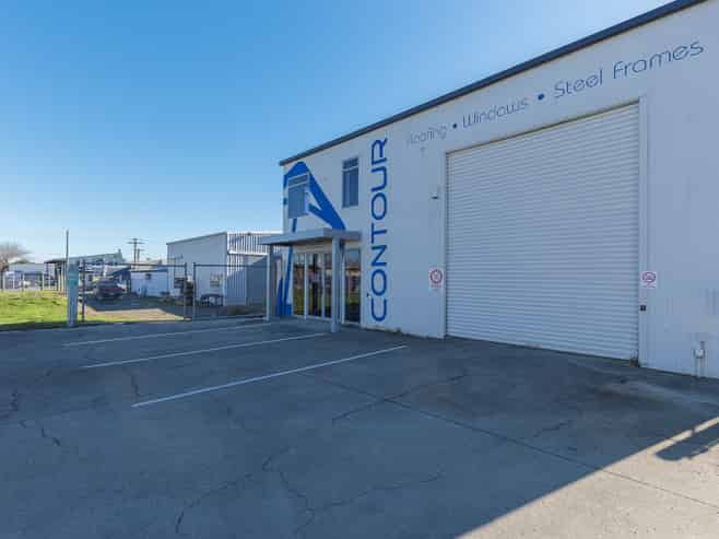 Big Entry. Big Warehouse. Prime Location
