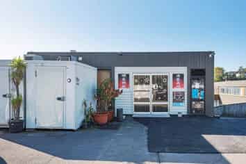 RESTAURANT OPPORTUNITY IN THE HEART OF BROWNS BAY
