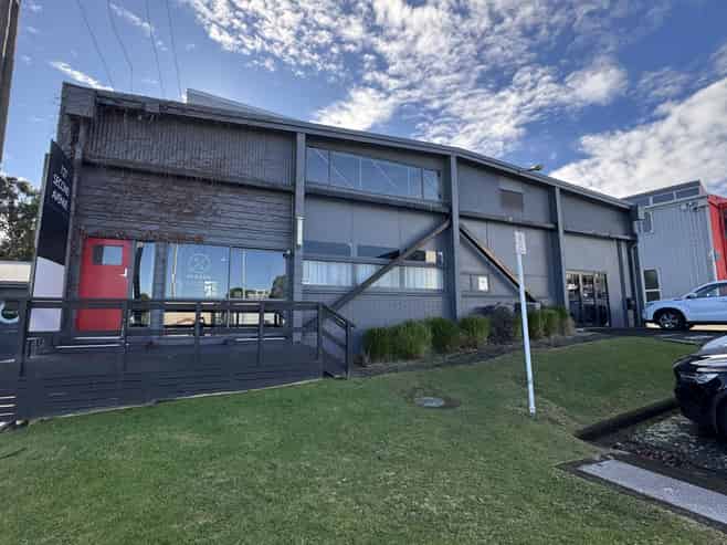 Boutique CBD fringe office suite