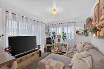 1, 2, 4/98 Tait Drive, Greenmeadows