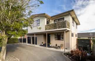 901A Dufferin Street, Akina