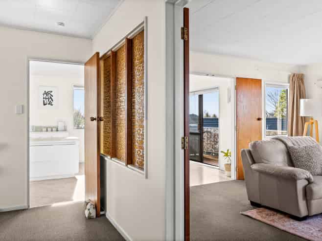 901A Dufferin Street, Akina