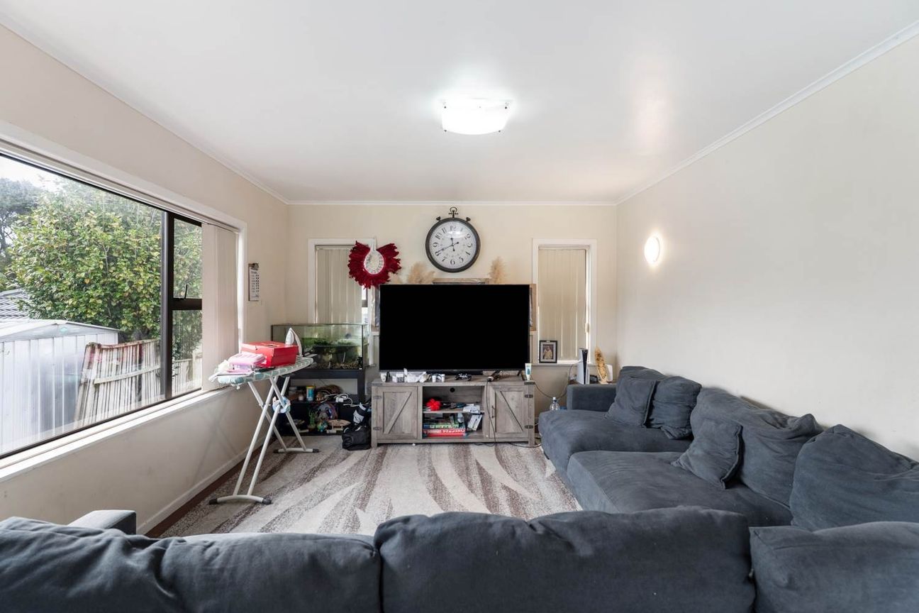 Family Home with Excellent Parking & School Zones - Widok 3