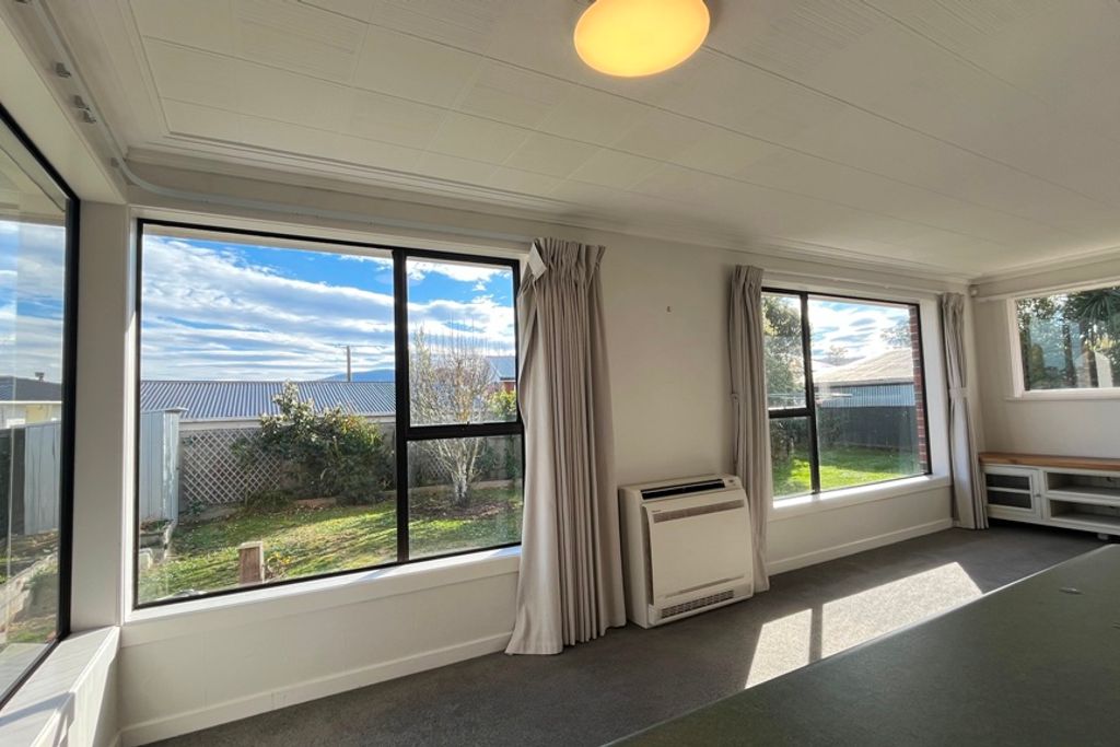 Sunny Family Home with Spacious Backyard - Aanzicht 4
