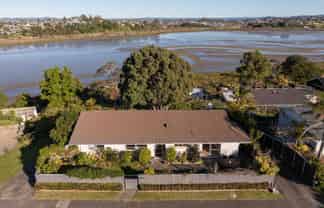 16 Sunny Bay Road, Matua