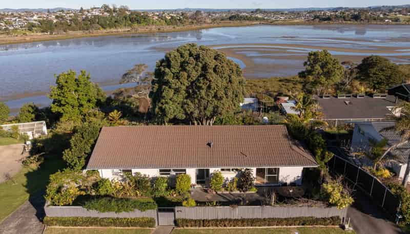 16 Sunny Bay Road, Matua
