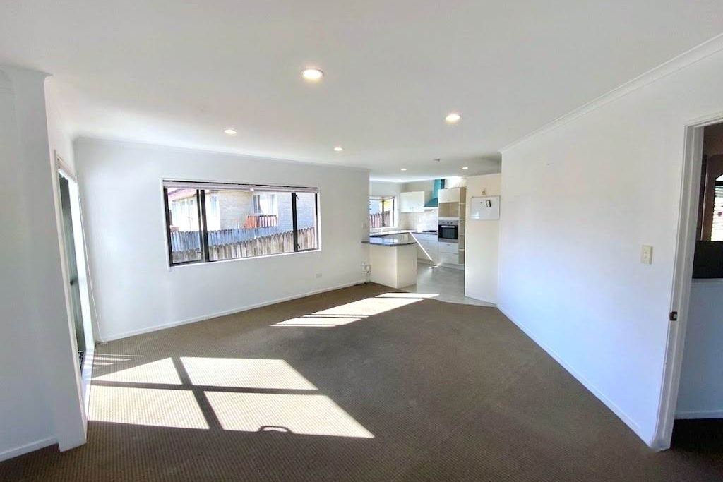 Extensive Family Home Walk To Point View School - Vue 4