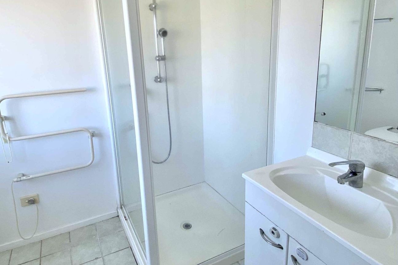 Extensive Family Home Walk To Point View School - Plus