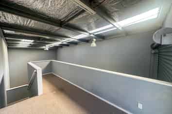 COMPACT CONNECTED WAREHOUSE  90M²
