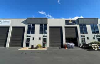 COMPACT CONNECTED WAREHOUSE  90M²
