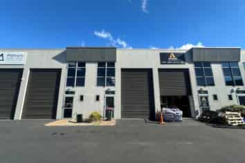 COMPACT CONNECTED WAREHOUSE  90M²
