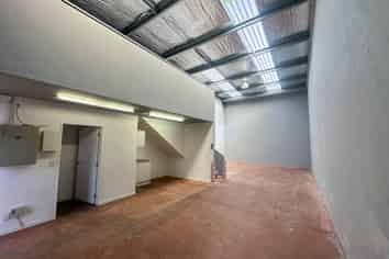 COMPACT CONNECTED WAREHOUSE  90M²
