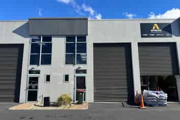 COMPACT CONNECTED WAREHOUSE  90M²
