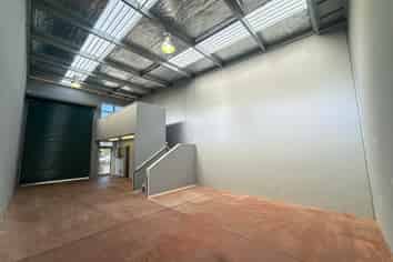COMPACT CONNECTED WAREHOUSE  90M²
