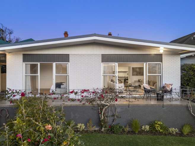 2/245 Jervois Road, Herne Bay