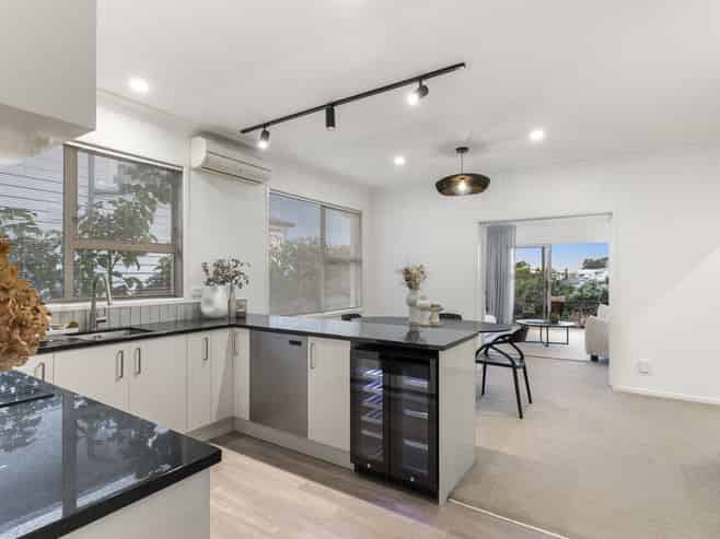 2/245 Jervois Road, Herne Bay