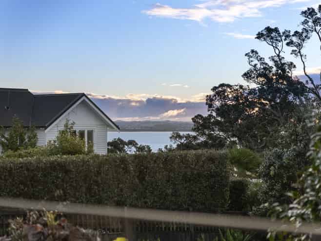 2/245 Jervois Road, Herne Bay