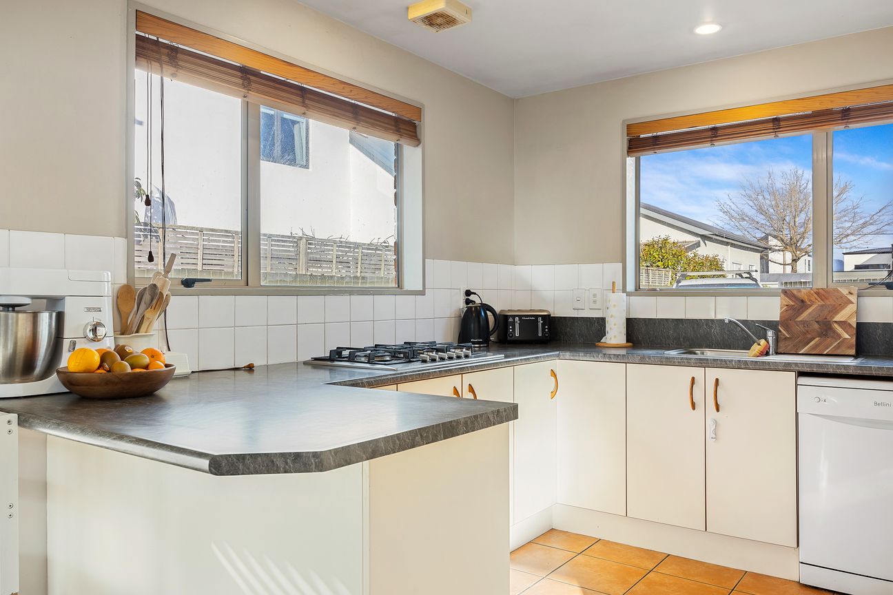 Spacious 3-Bedroom Family Home - Private Rear Section - Aanzicht 2