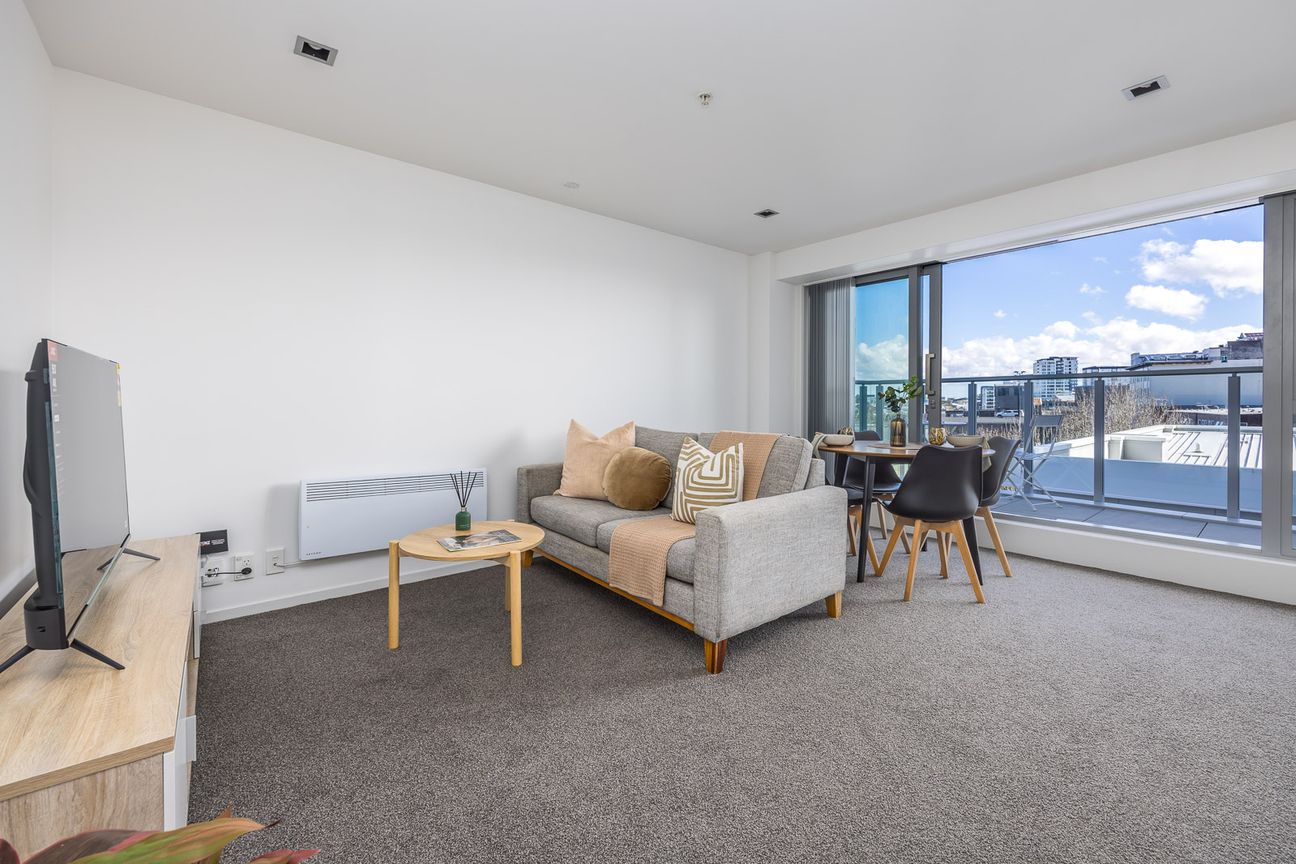 Bright Corner Apartment in Uptown - Furnished City Living with Outlook - Mehr