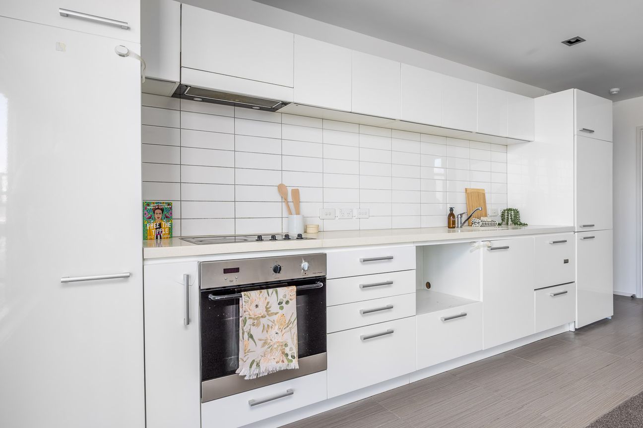 Bright Corner Apartment in Uptown - Furnished City Living with Outlook - Ansicht 2