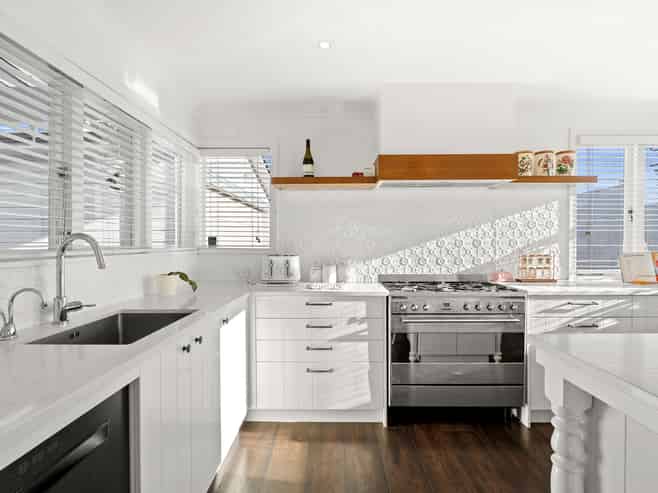 1047 Whangaparaoa  Road, Matakatia