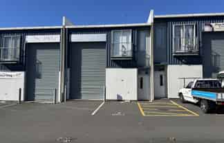 Industrial unit with office + rollers door access