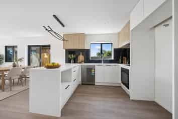 17D Martin Place, Kelston