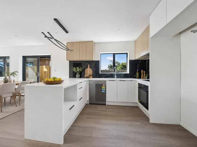 17D Martin Place, Kelston