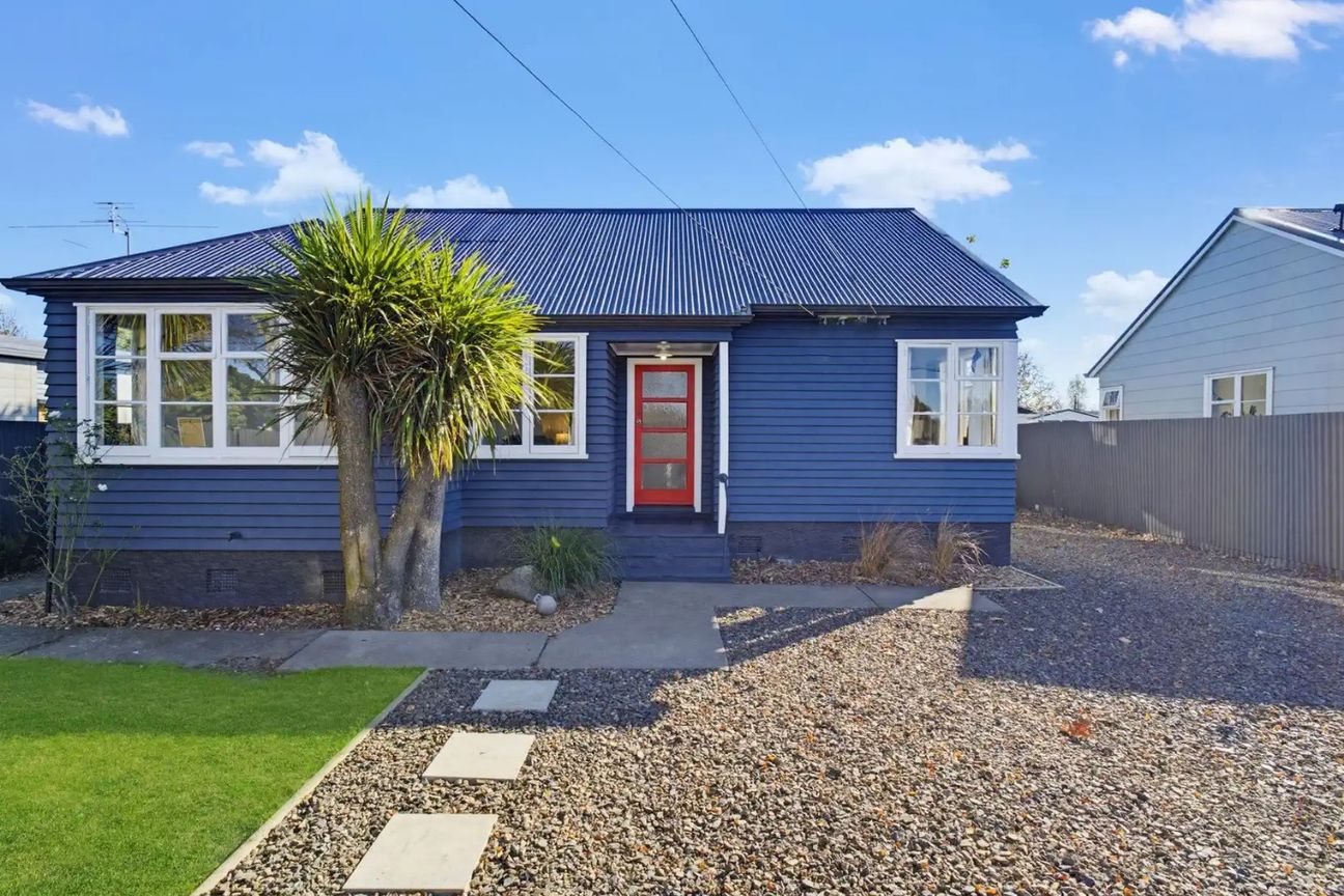 Charming Character Home in a Sought-After Burnside Location - Bild 2