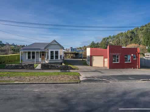 Rare Find! Workshop/Yard and Home 2,284m2
