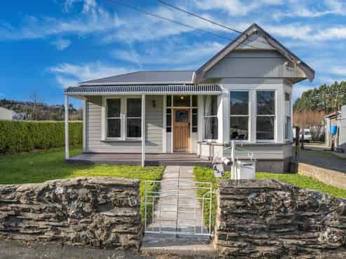 Rare Find! Workshop/Yard and Home 2,284m2