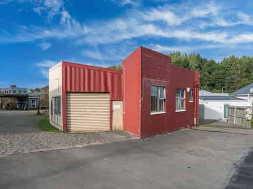 Rare Find! Workshop/Yard and Home 2,284m2