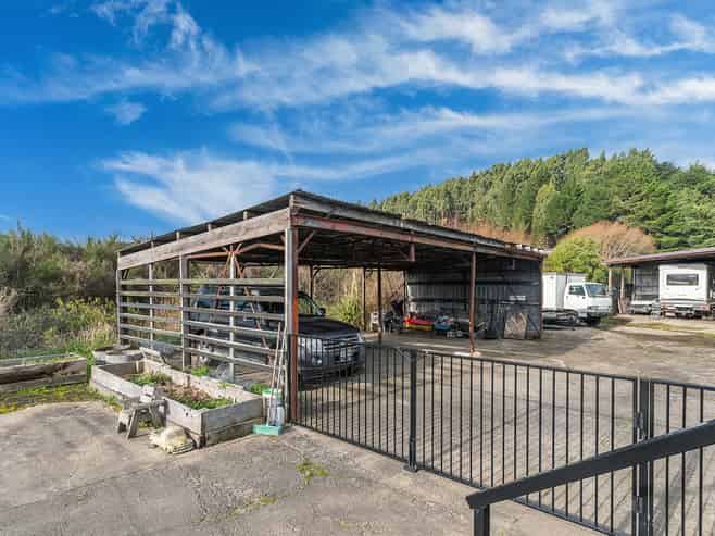 Rare Find! Workshop/Yard and Home 2,284m2