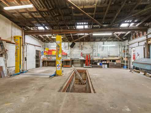 Rare Find! Workshop/Yard and Home 2,284m2
