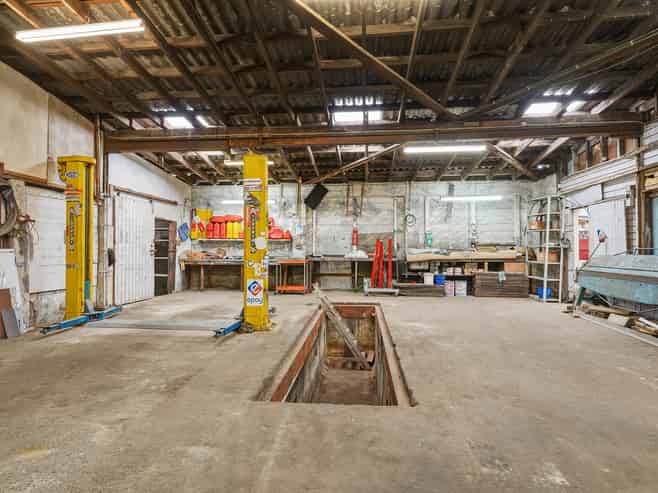 Rare Find! Workshop/Yard and Home 2,284m2