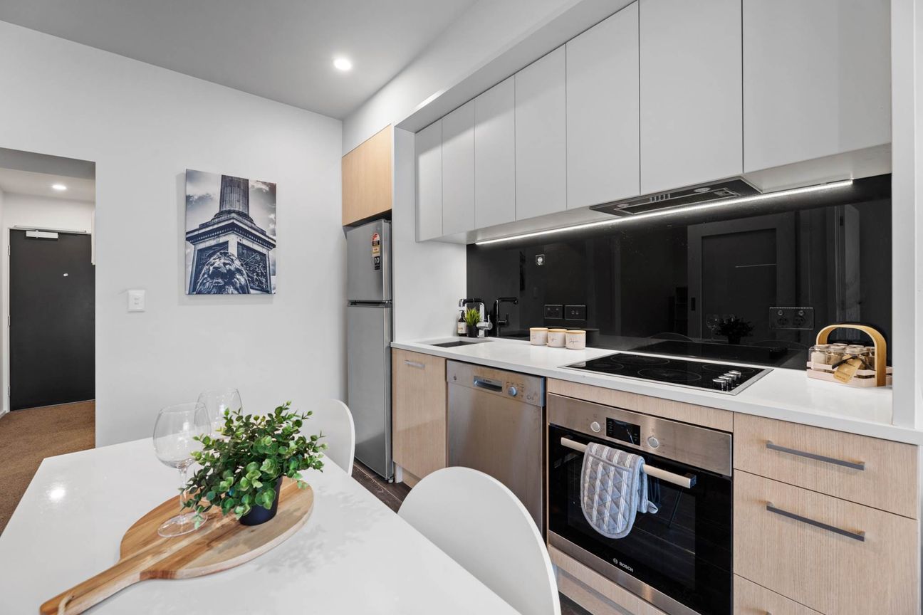 Modern One Bedroom with Study - Bild 5