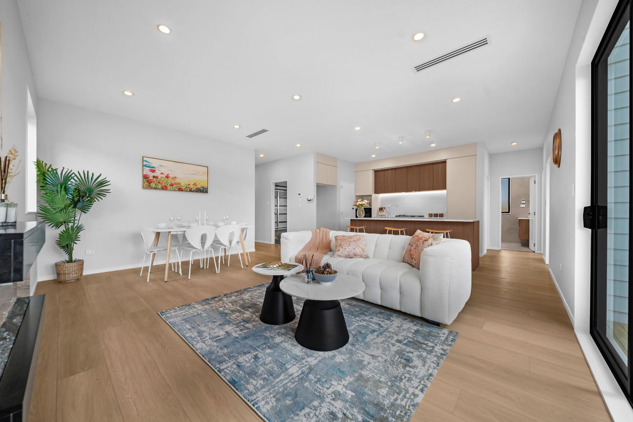 Brand New! Contemporary Elegance. - Meer