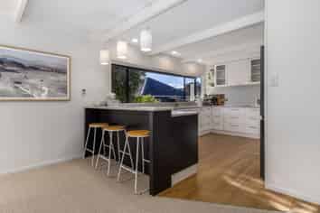 300 Rosetta Road, RAUMATI BEACH