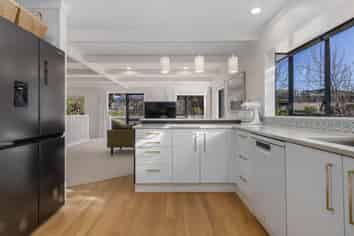 300 Rosetta Road, RAUMATI BEACH