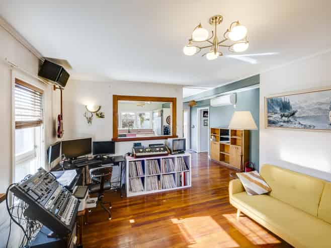 11 Downing Avenue, Pirimai