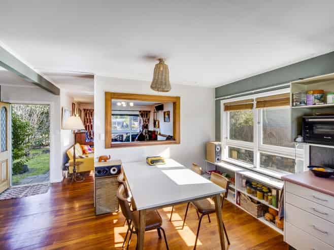 11 Downing Avenue, Pirimai